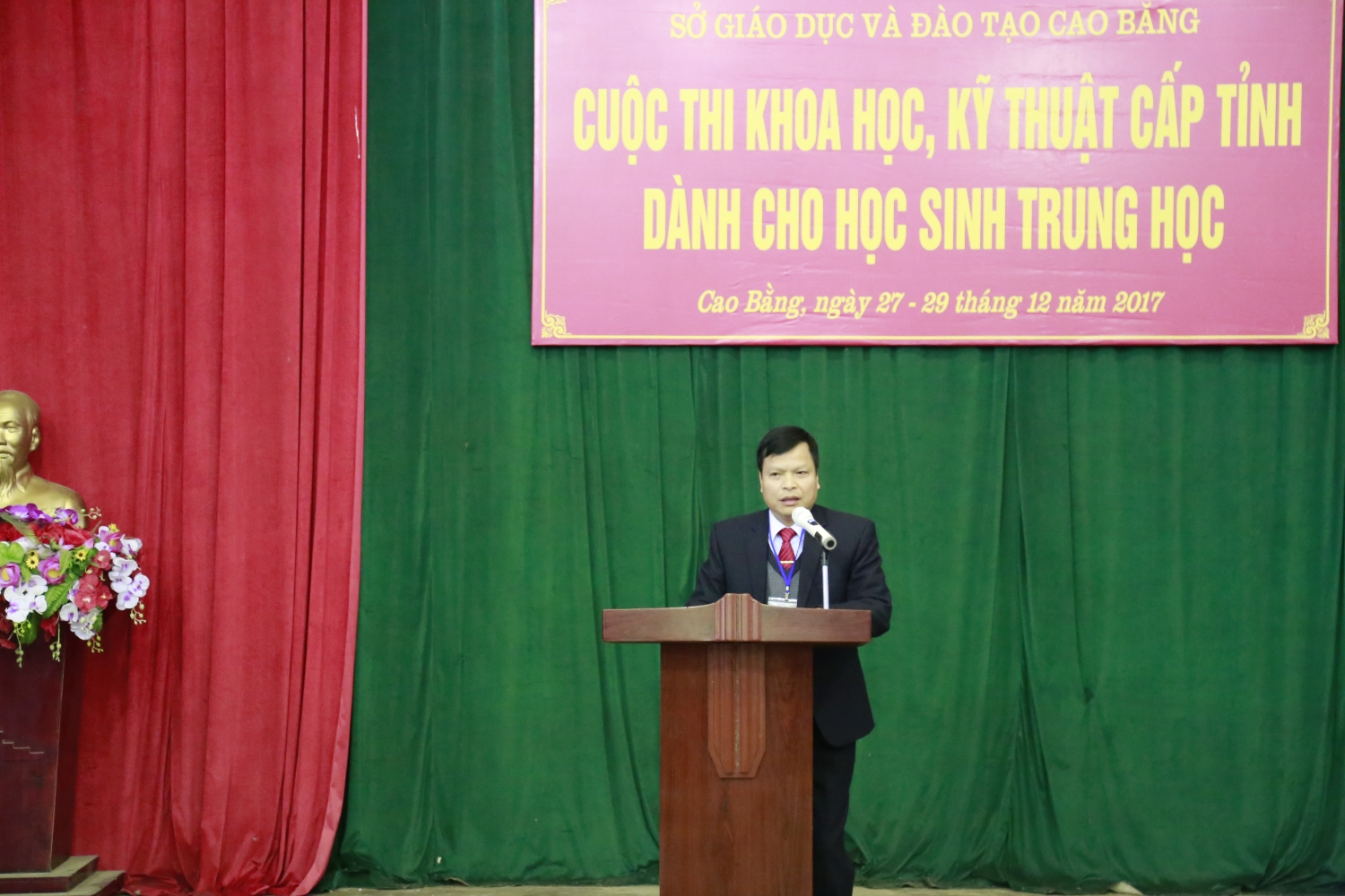 Đ/c Phan Văn Giáp, Phó Giám đốc S?GD&ĐT phát biểu trong l?khai mạc hội thi